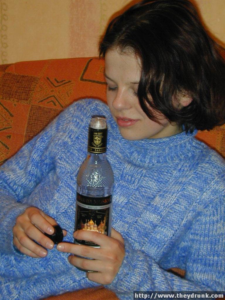 若いロシア人ティーンが酔っぱらって、自分のタイトなスリットを愛撫する
 #67871089