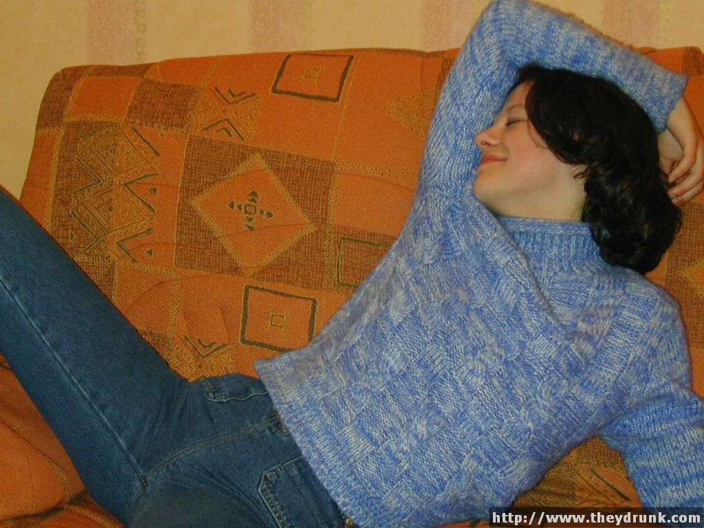 Giovane giovane russa si ubriaca e si accarezza la sua fessura stretta
 #67871114