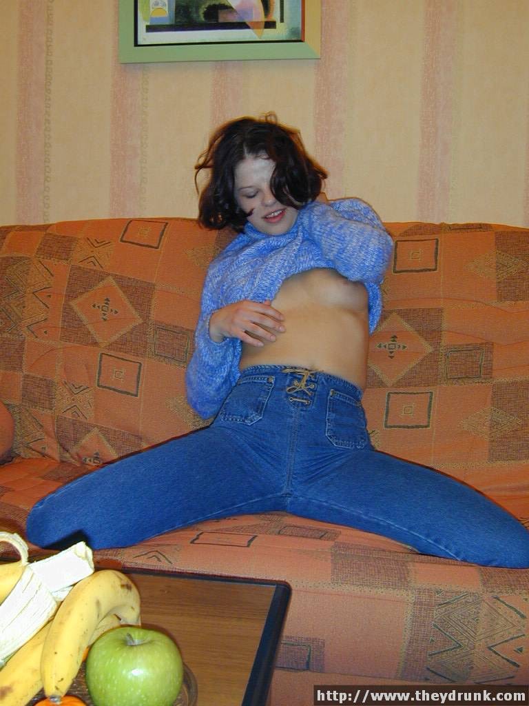 Une jeune jeune russe se saoule et caresse sa fente serrée
 #67871123