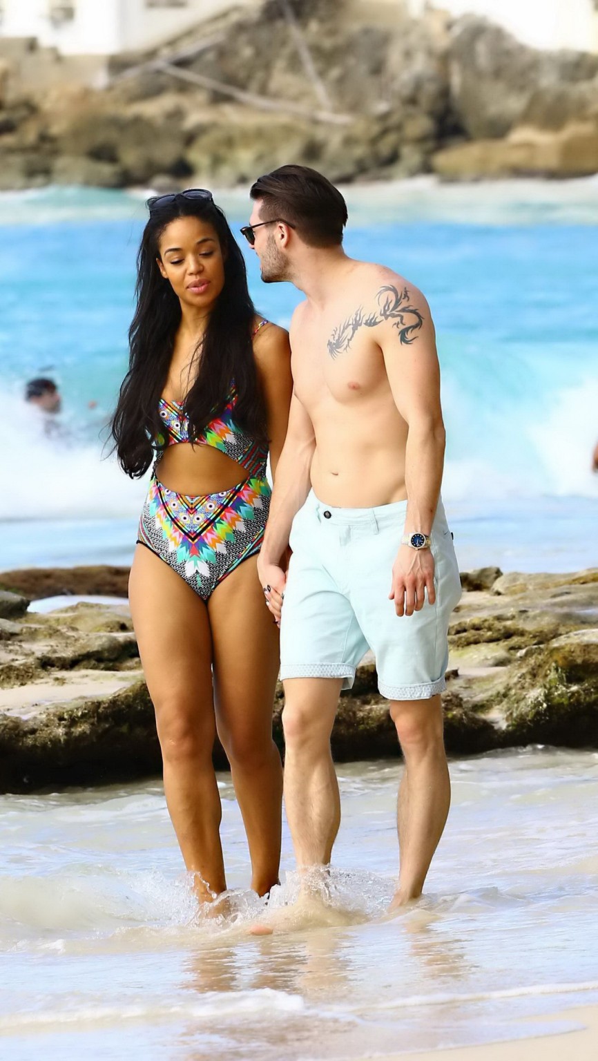 Sarah Jane Crawford shows off her seductive curves in a colorful swimsuit at the #75176817