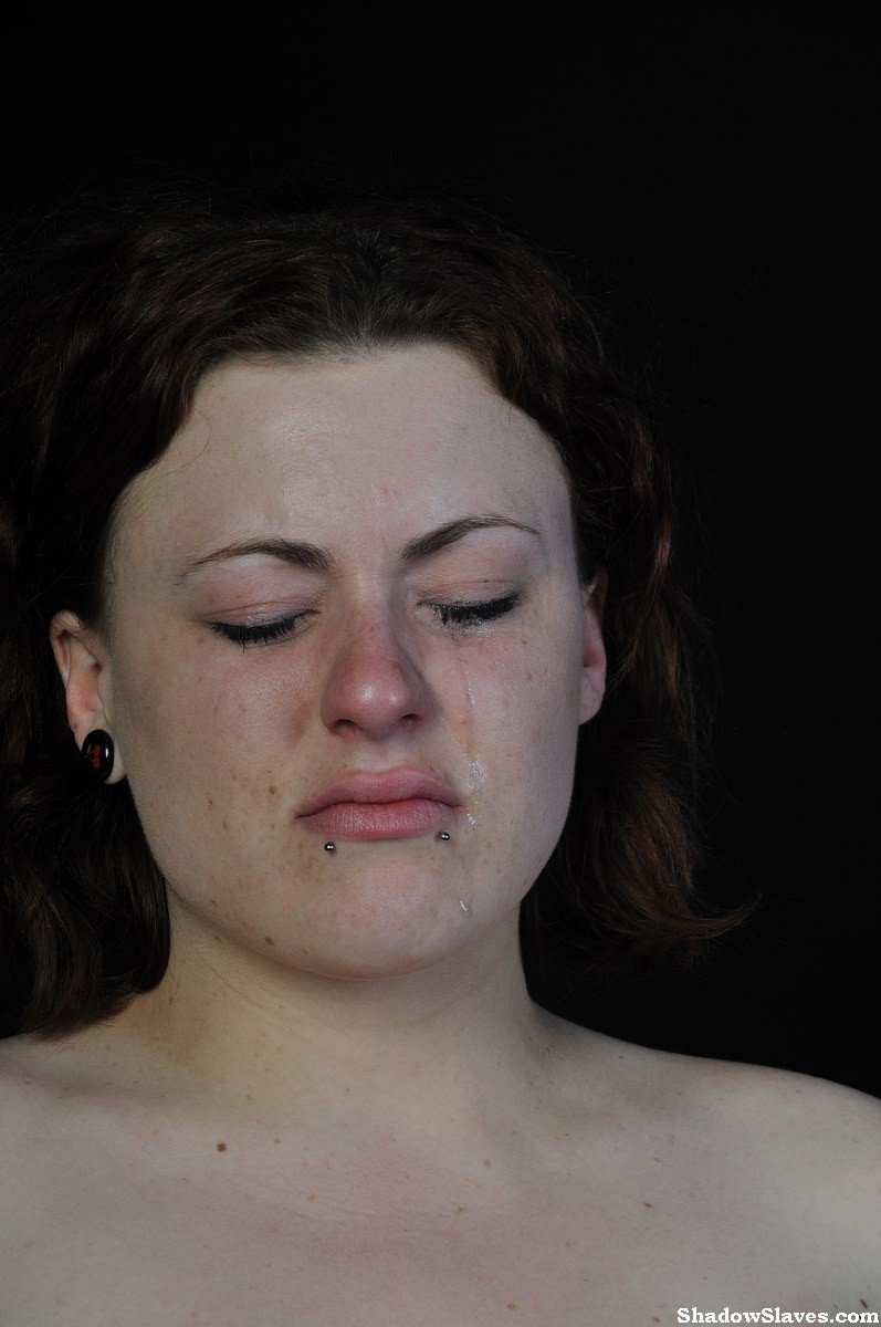 L'esclave britannique Isabel Deans se fait fouetter les seins jusqu'aux larmes et se fait pincer les tétons au bdsm.
 #72072514