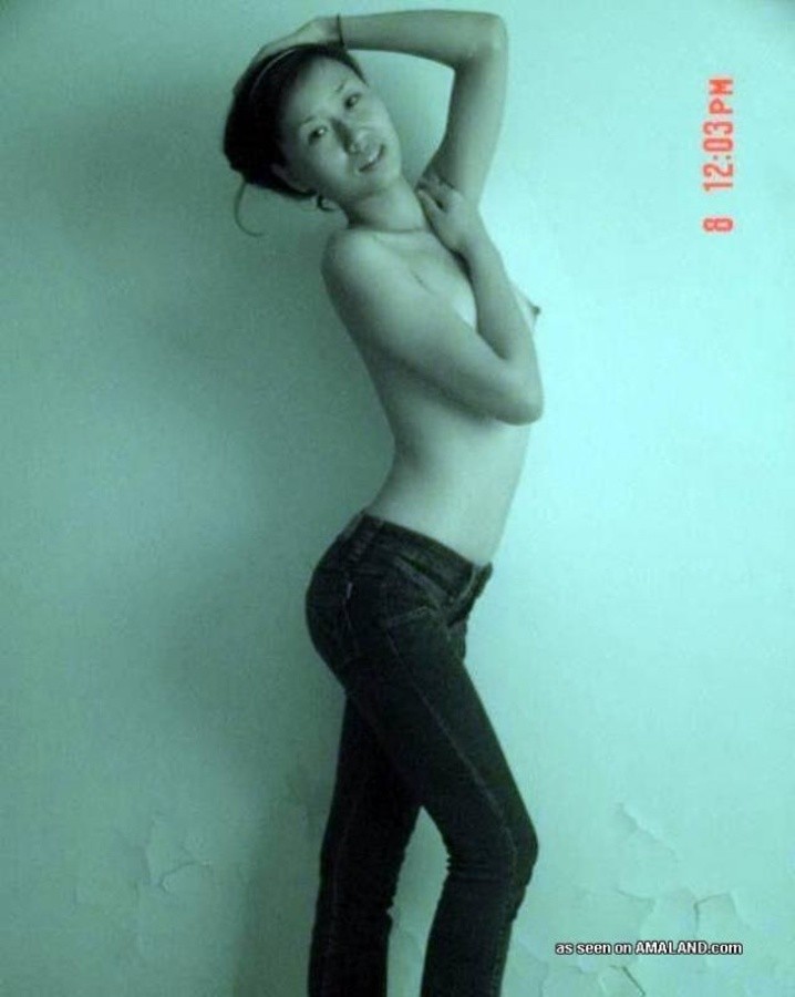 Une chinoise posant seins nus pour son amant excité à la maison
 #67612082