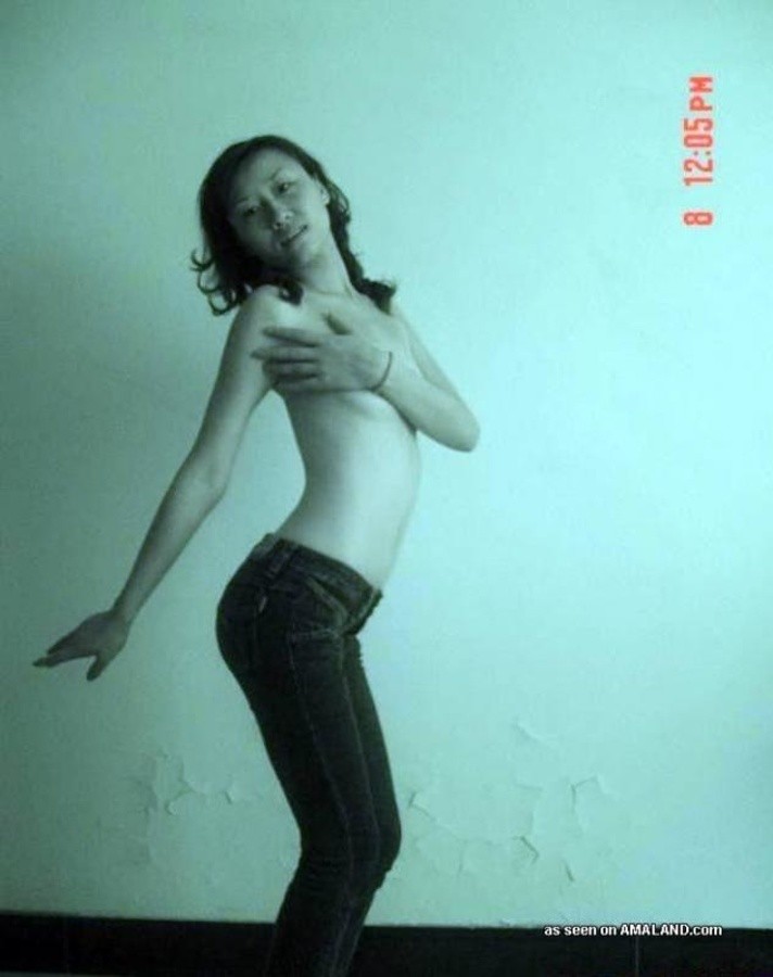 Chica china posando en topless para su amante cachondo en casa
 #67612122