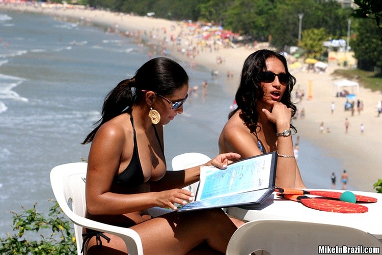 Mike se divierte con estas dos brasileñas calientes en la playa
 #72320010