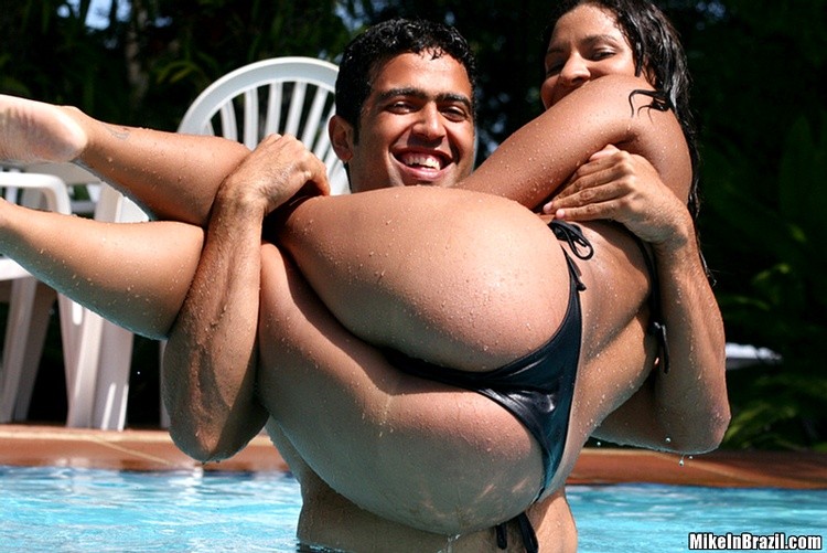 Mike se divierte con estas dos brasileñas calientes en la playa
 #72320086