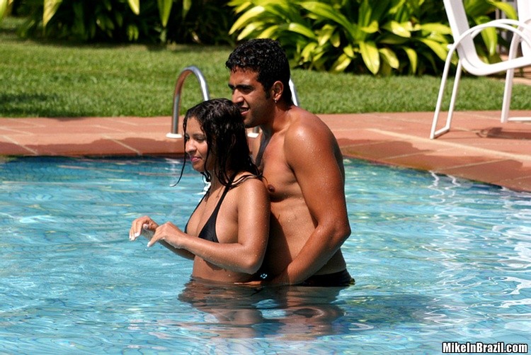 Mike se divierte con estas dos brasileñas calientes en la playa
 #72320112