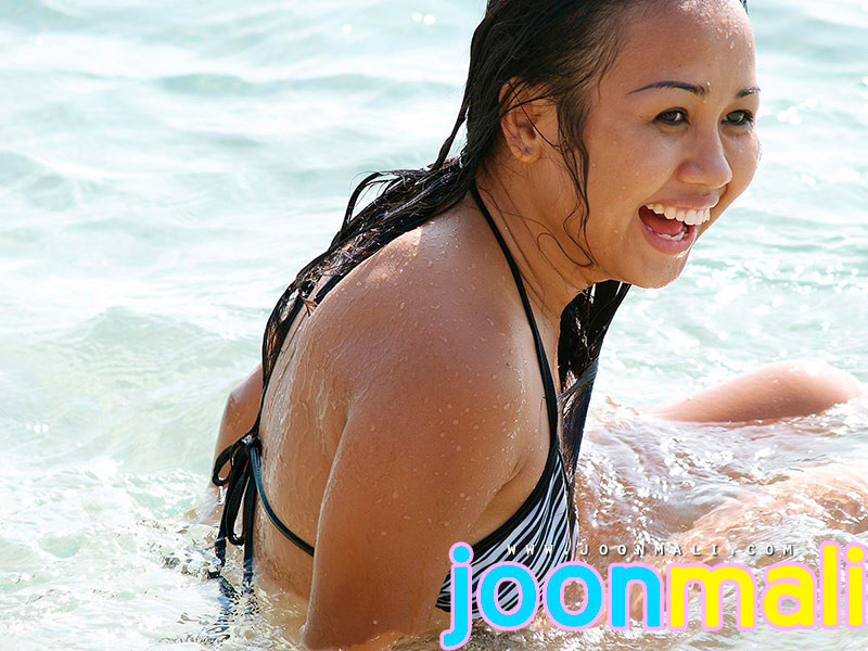 Gustoso giovane tailandese joon mali sulla spiaggia che si bagna
 #70014926