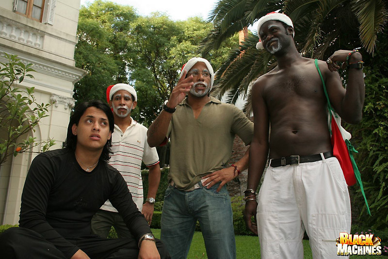 3人の黒人サンタが巨根を使ってラテン系の男の口とケツを回す
 #76958383