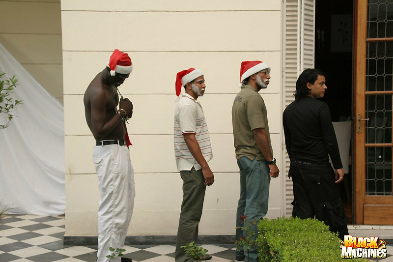 Trois santas noires mettent leurs énormes bites au service de la bouche et du cul d'un latino.
 #76958394