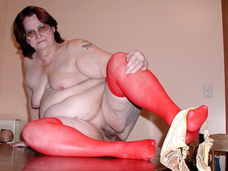 Fiese große Oma in roten Strümpfen spielt mit ihrer haarigen reifen Fotze
 #71864853