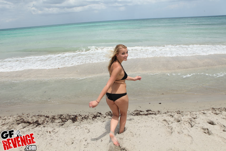 Une jeune amateur mignonne fait la roue sur la plage en bikini.
 #72247171