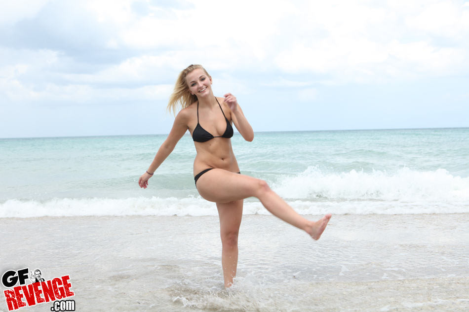 Una novia joven amateur dando volteretas en la playa en bikini
 #72247180