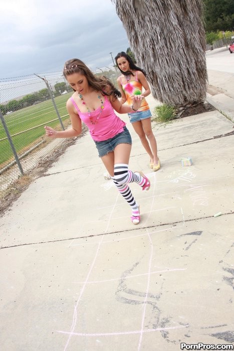 Hop scotching apenas legal babes
 #71574640