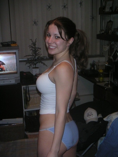Photos d'une fille d'à côté qui aime faire du topless pour son bf.
 #77115226