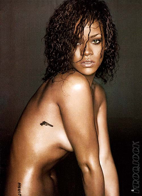 Rihanna posing and showing her huge boobs and sexy body #75282599