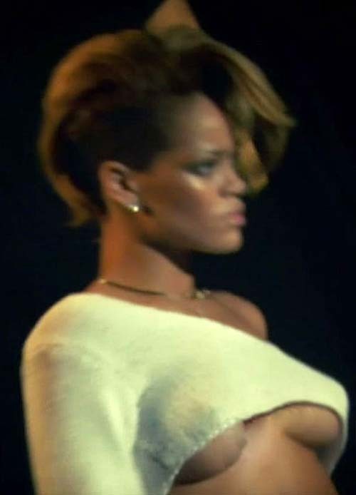 Rihanna posando y mostrando sus enormes tetas y su cuerpo sexy
 #75282635