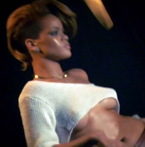 Rihanna posando y mostrando sus enormes tetas y su cuerpo sexy
 #75282639