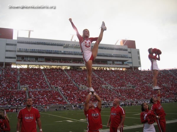 Echte College Cheerleader
 #75470817