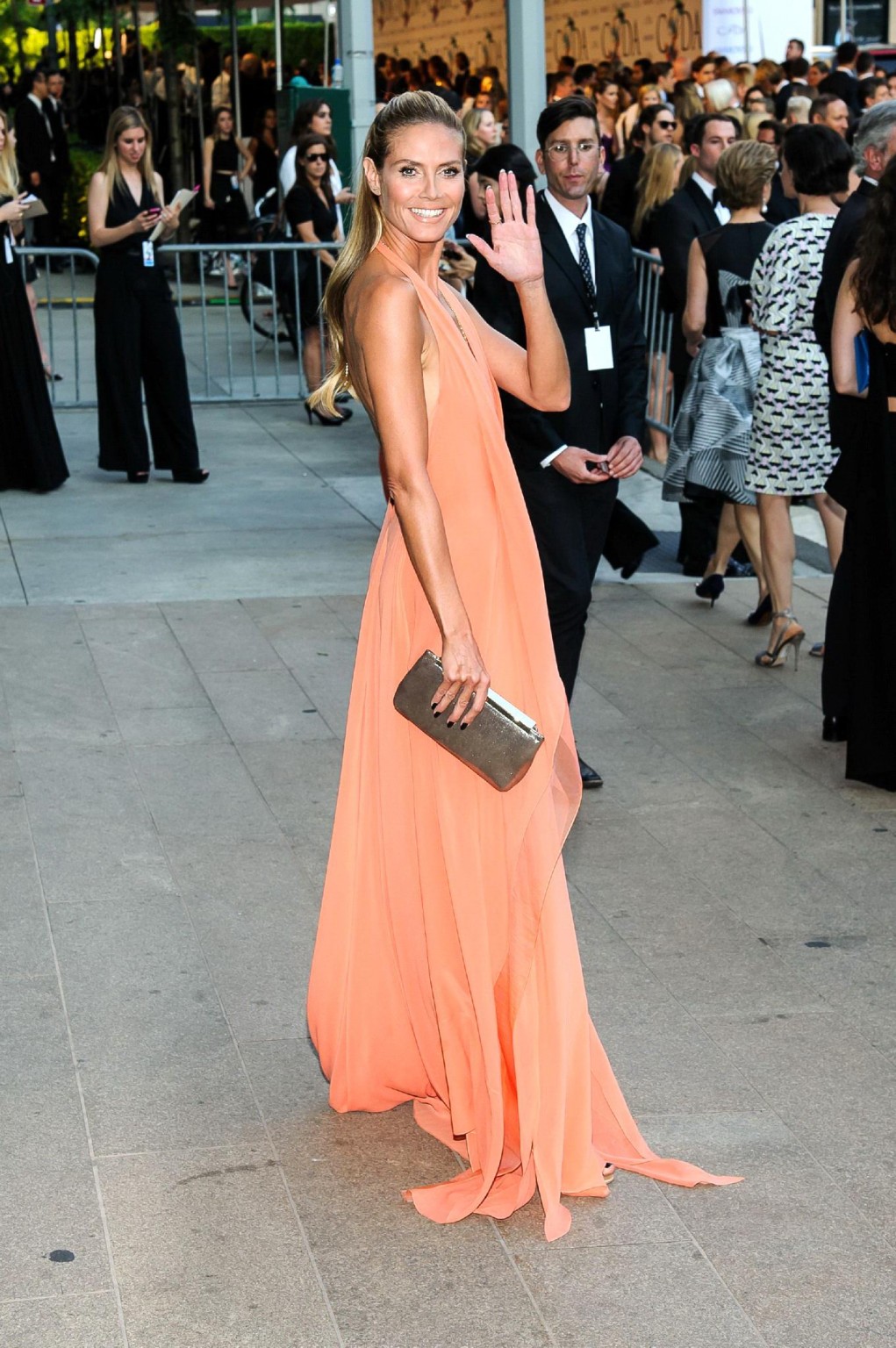 Heidi klum sans soutien-gorge montrant son décolleté et son sideboob aux cfda fashion awards 2014.
 #75194750