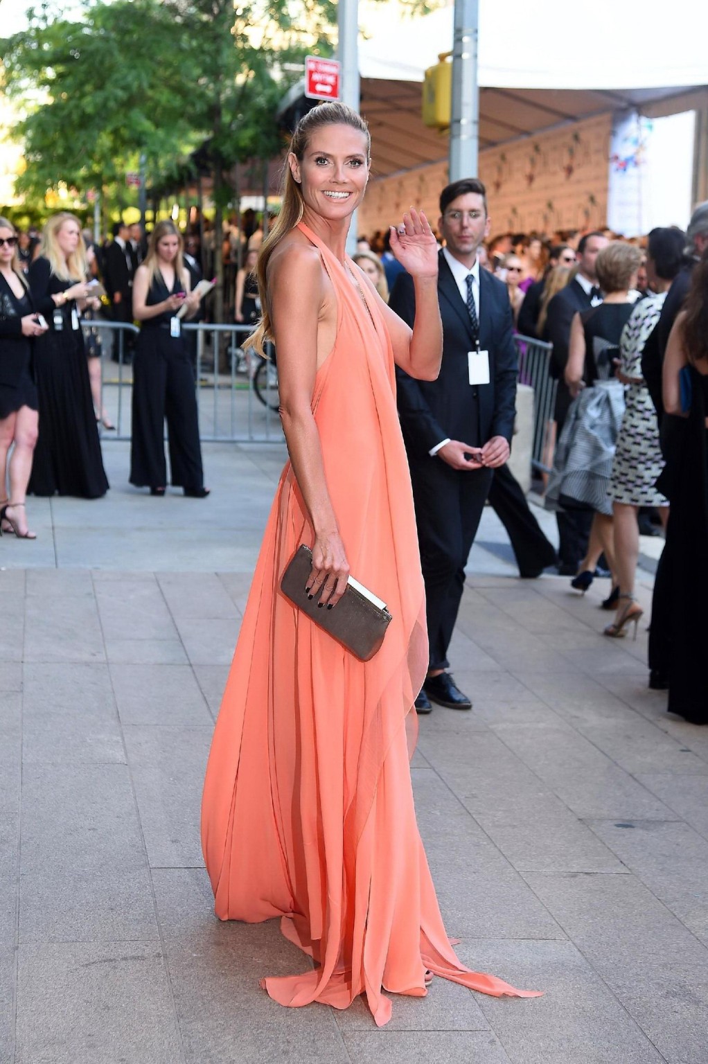 Heidi klum sans soutien-gorge montrant son décolleté et son sideboob aux cfda fashion awards 2014.
 #75194754