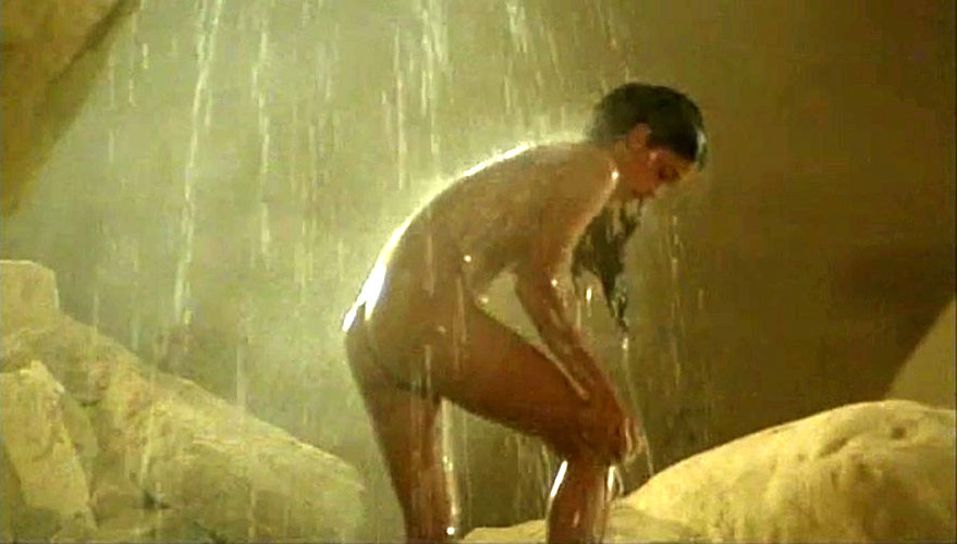 Phoebe cates esponendo le sue belle grandi tette e culo in tappi di film nudo
 #75390166