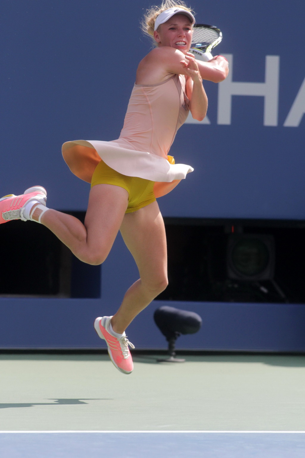 Caroline Wozniacki exhibe sa culotte jaune à l'Open de tennis des États-Unis. 
 #75186761