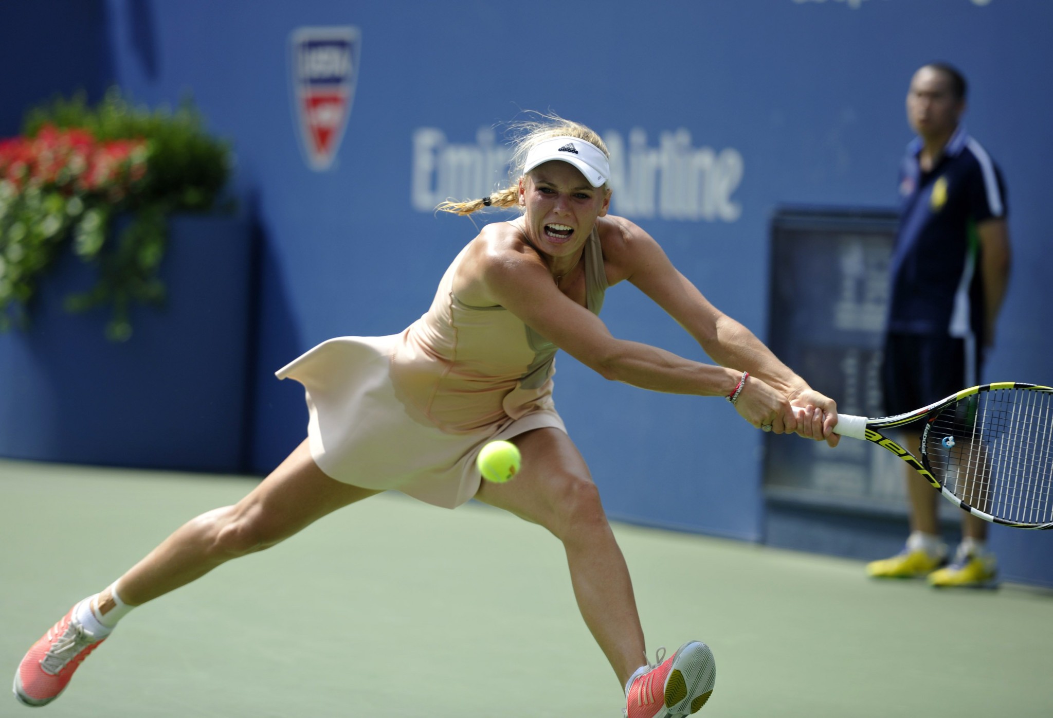 Caroline wozniacki che mostra le sue mutandine gialle al torneo di tennis us open 
 #75186773