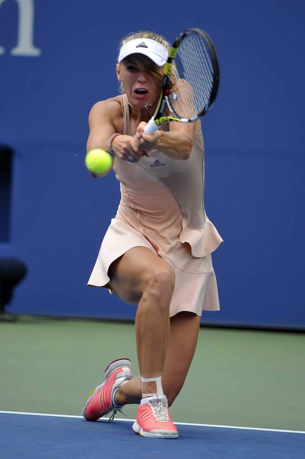 Caroline Wozniacki exhibe sa culotte jaune à l'Open de tennis des États-Unis. 
 #75186824