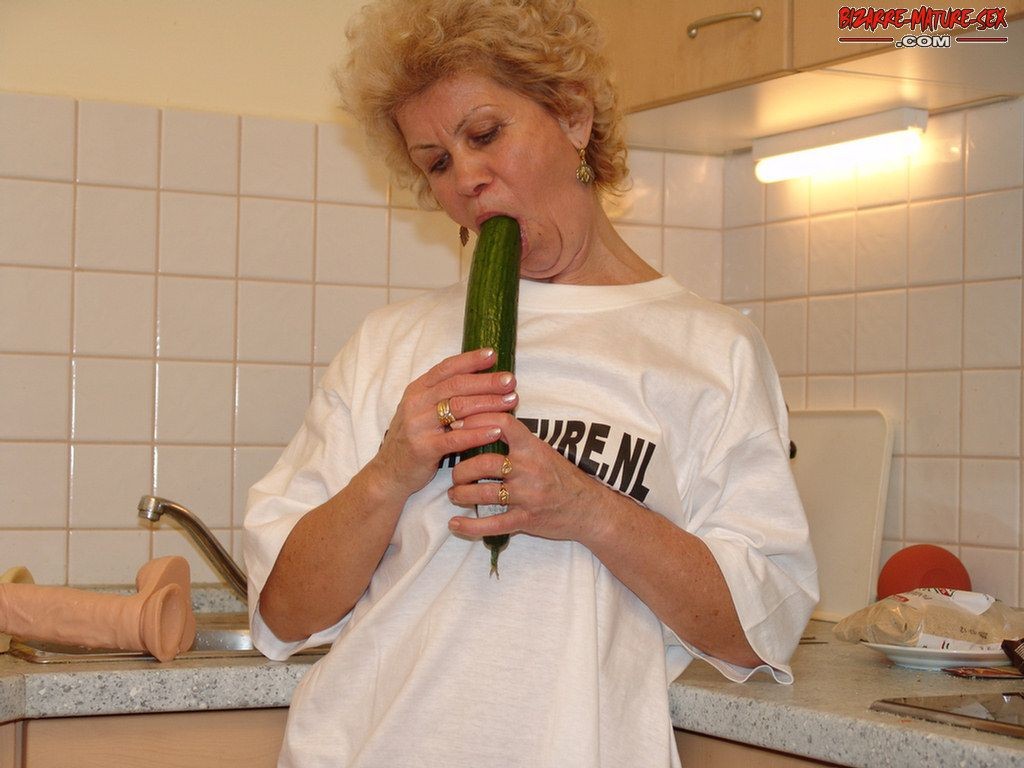 Stuffing Gemüse in ihre Fotze
 #76151792