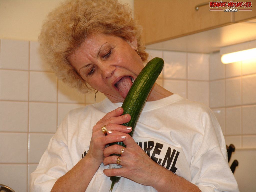 Stuffing Gemüse in ihre Fotze
 #76151802