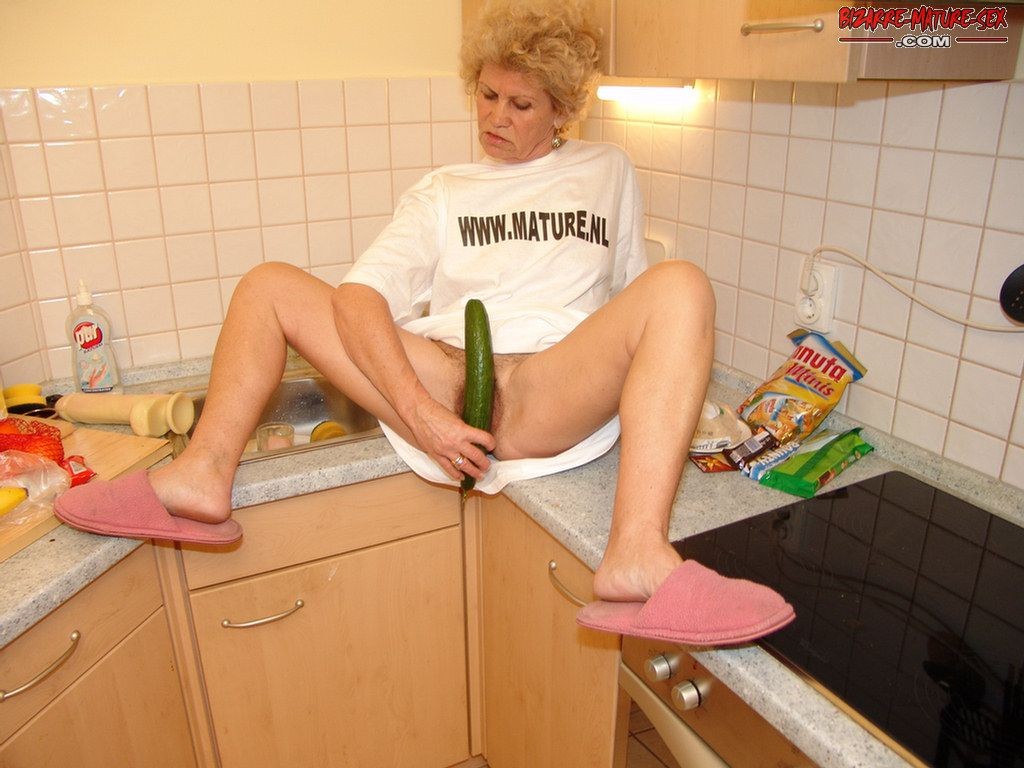Stuffing Gemüse in ihre Fotze
 #76151865