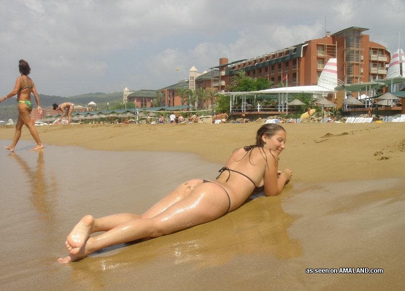 Une jeune amateur pose sur la plage en bikini et taille une pipe à son mari
 #72252333