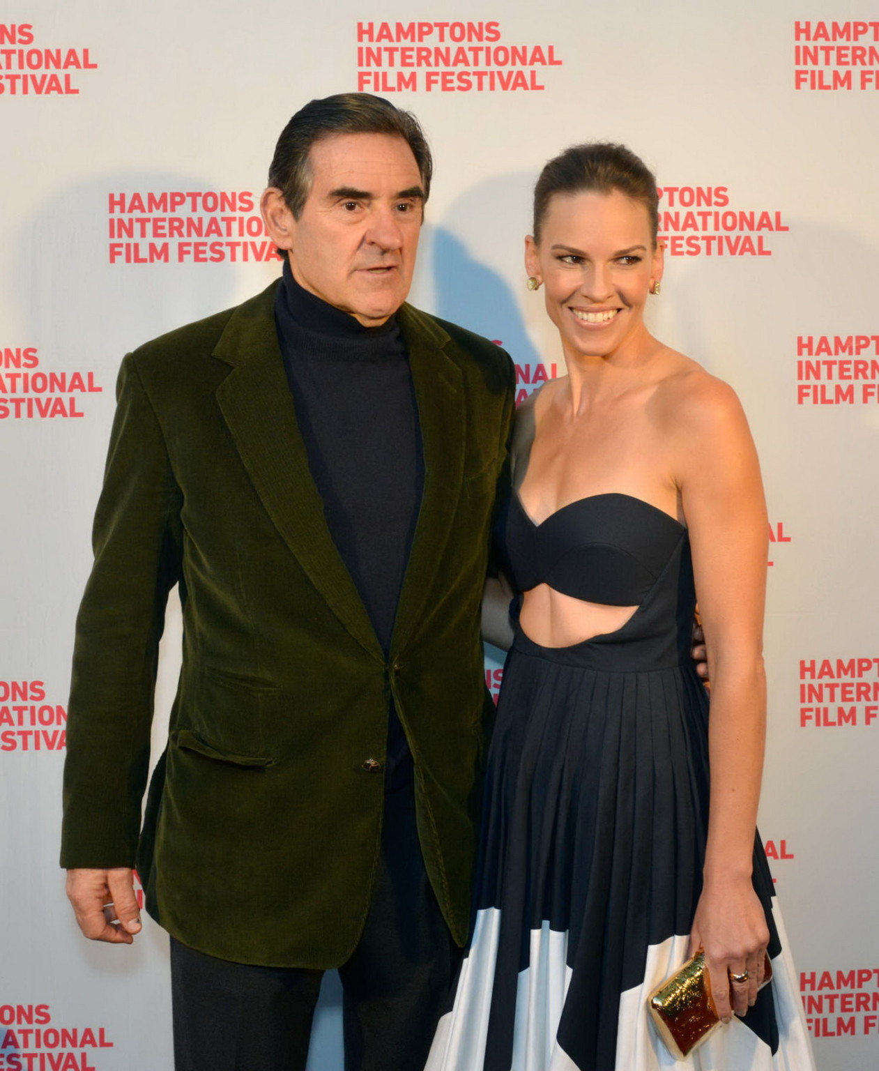 Hilary swank vollbusig in einem freizügigen trägerlosen Kleid bei der Homesman-Premiere in ea
 #75183777