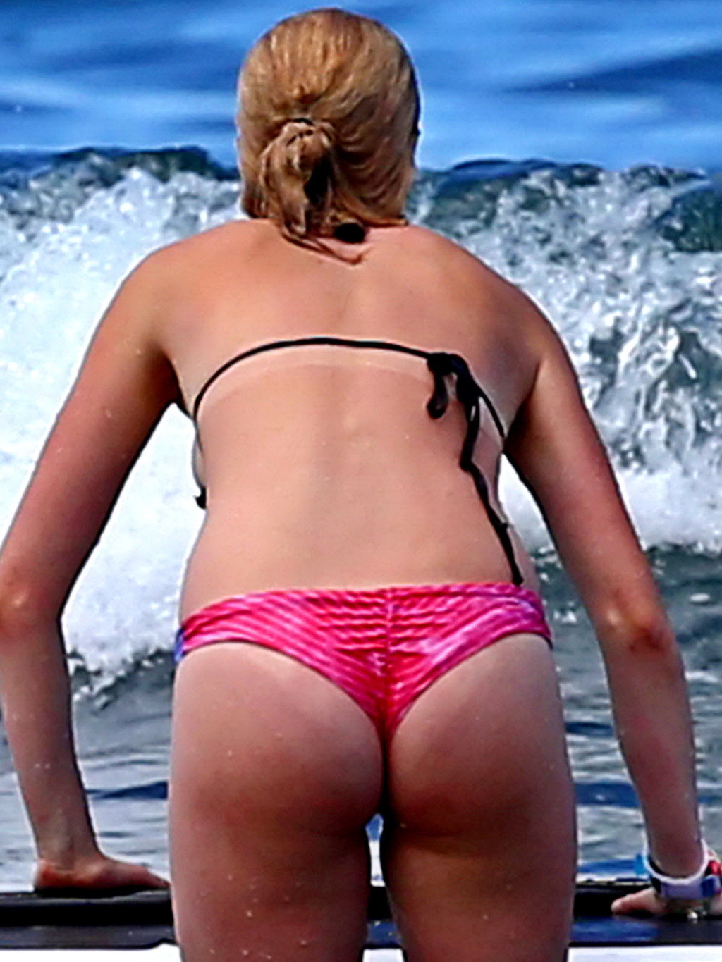 Ireland baldwin im Bikini beim Paddel-Surfen am hawaiianischen Strand
 #75230917
