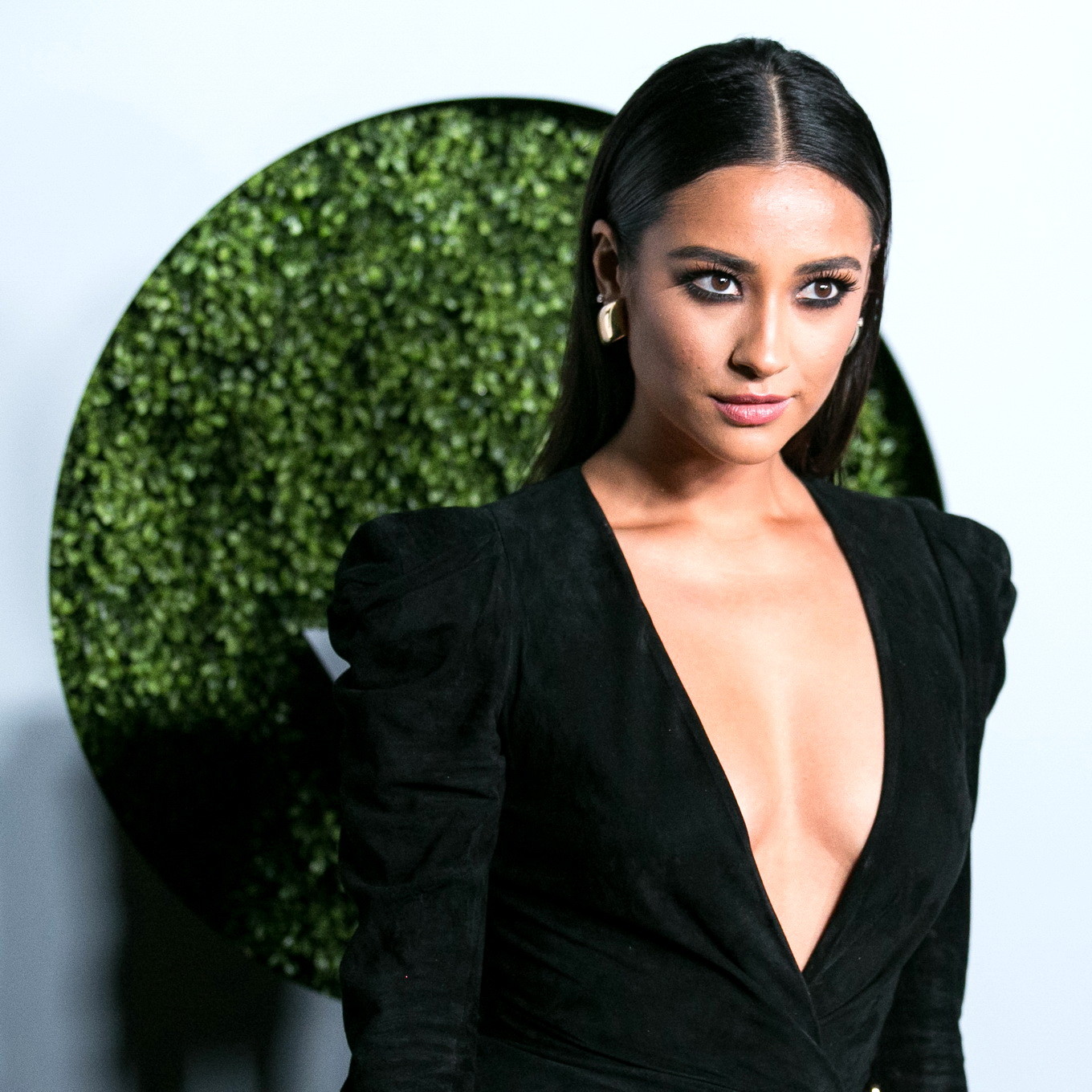 Shay mitchell en jambes et décolleté à la soirée des hommes de l'année 2014 à La Havane.
 #75179214