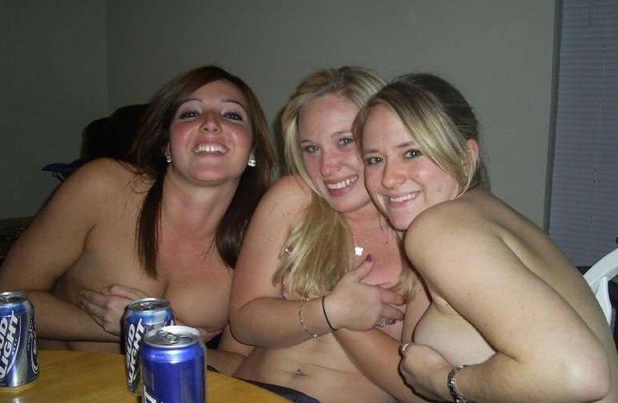 Heiße wilde betrunkene College-Kolleginnen, die nackt blinken
 #76397450
