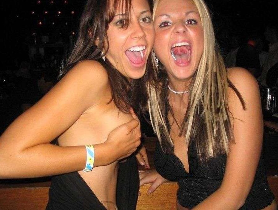 Heiße wilde betrunkene College-Kolleginnen, die nackt blinken
 #76397472