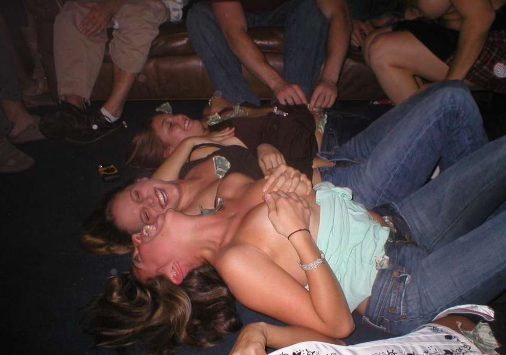 Heiße wilde betrunkene College-Kolleginnen, die nackt blinken
 #76397491