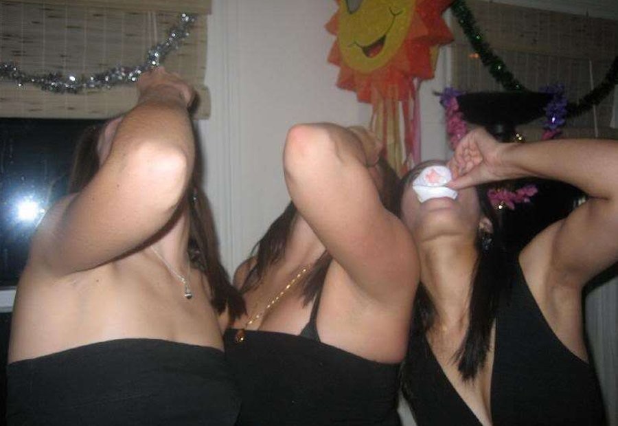酔っぱらった女子大生が裸でフラッシュをたく
 #76397499