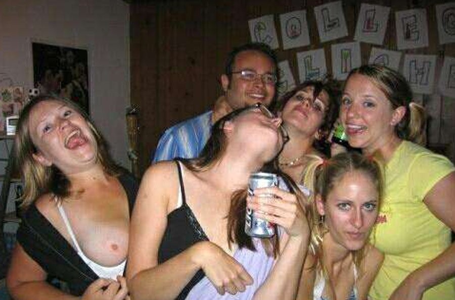 Heiße wilde betrunkene College-Kolleginnen, die nackt blinken
 #76397512