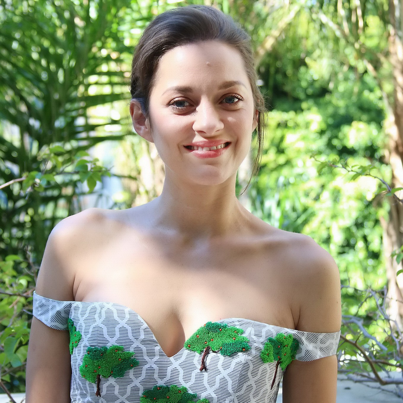 Marion cotillard, sans soutien-gorge, portant une robe sexy à épaules ouvertes au festival "two days one nig".
 #75180966