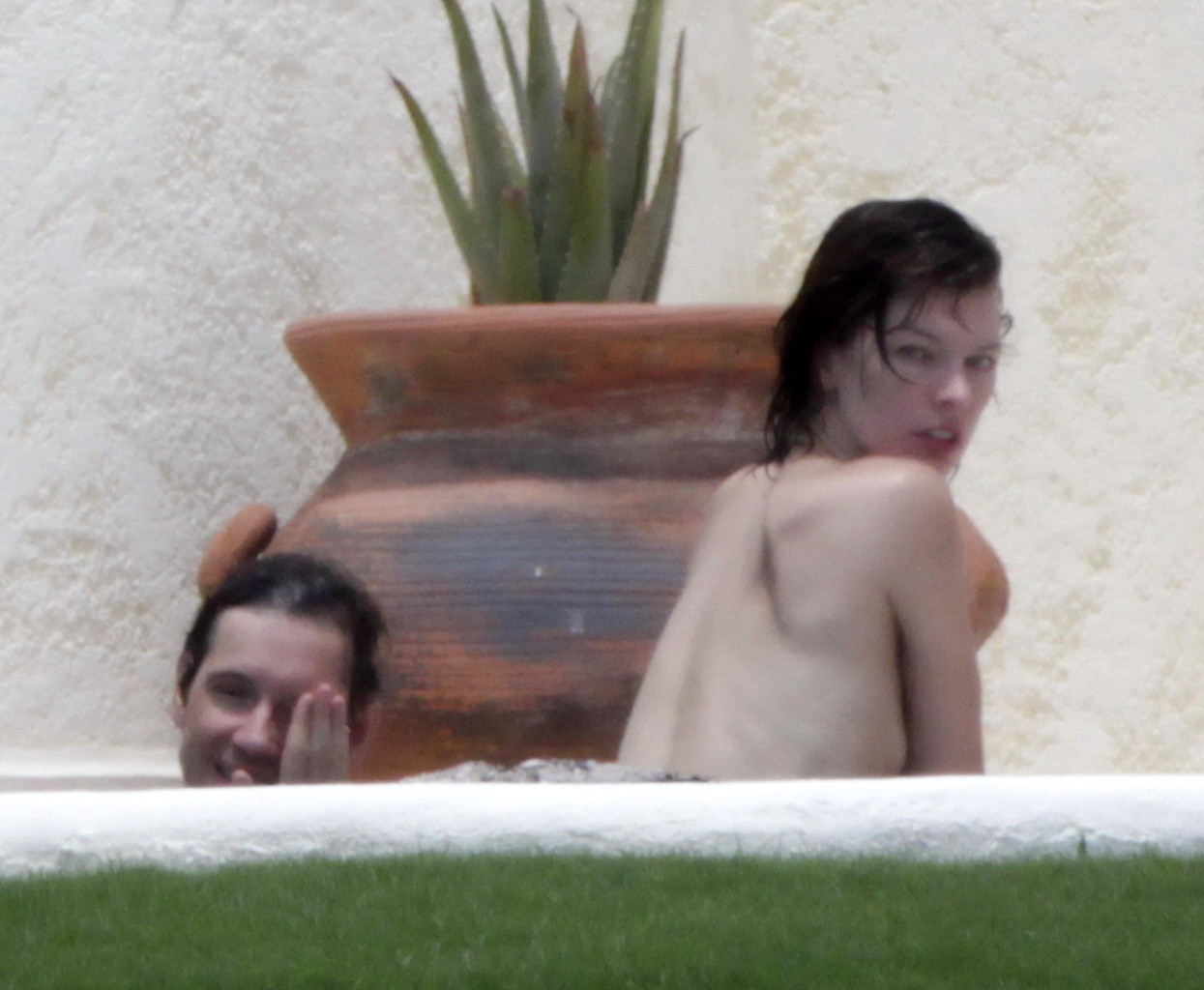 Milla jovovich en topless pero ocultando sus tetas en cabo san lucas
 #75290547