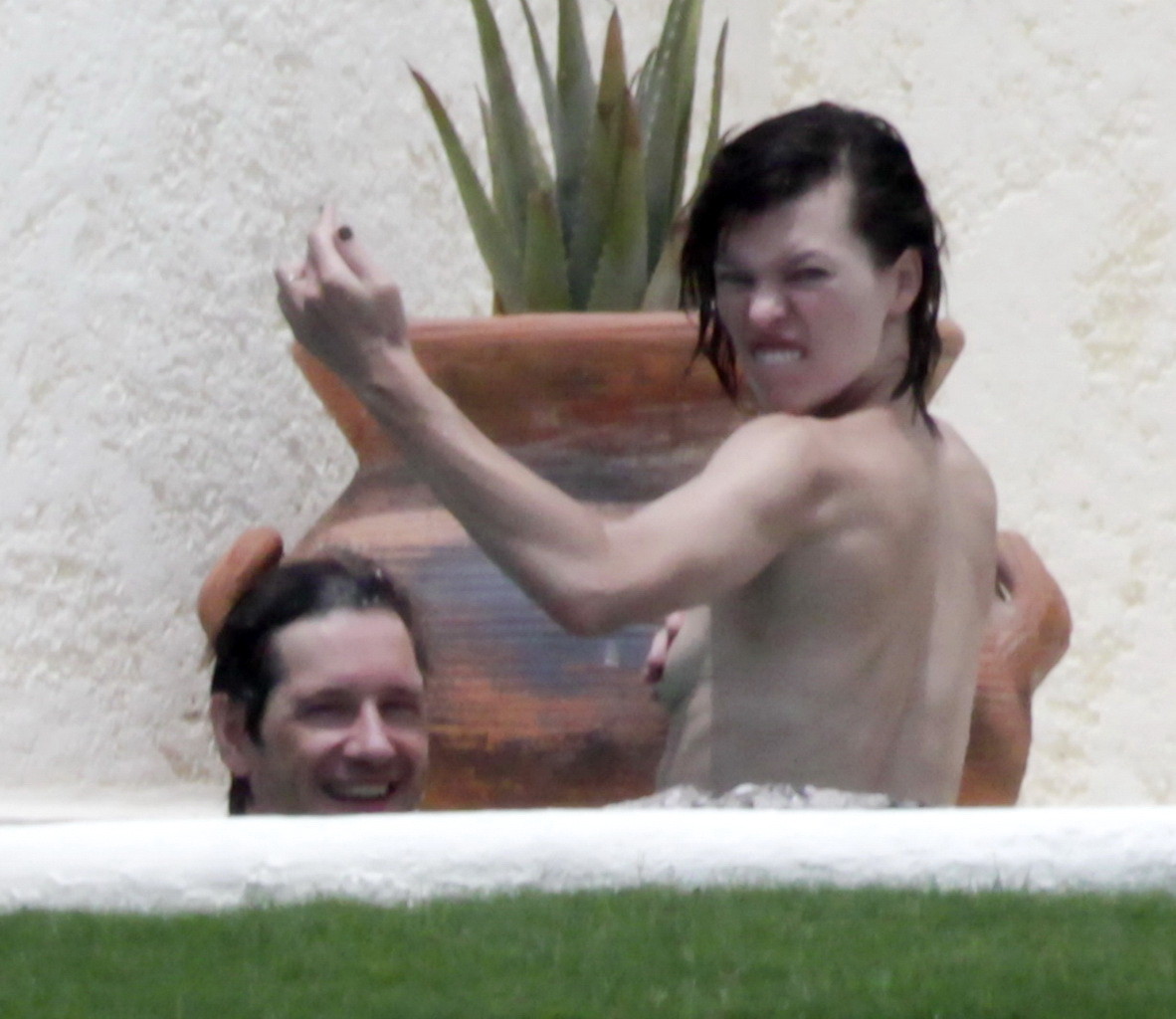 Milla Jovovich oben ohne, aber versteckt ihre Brüste in Cabo San Lucas
 #75290559