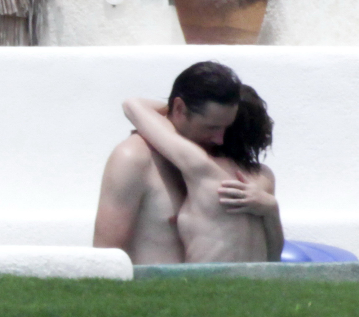 Milla Jovovich oben ohne, aber versteckt ihre Brüste in Cabo San Lucas
 #75290592