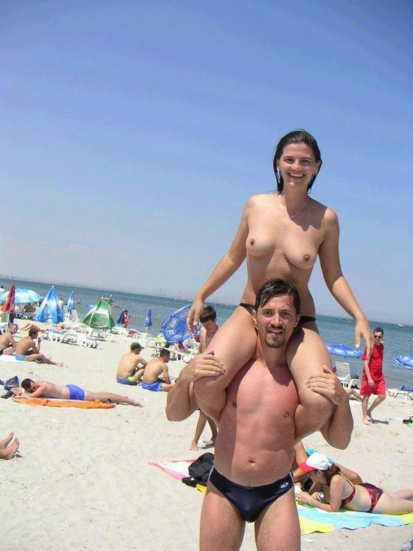 La spiaggia nudista mostra due bellissime giovani nude
 #72256404