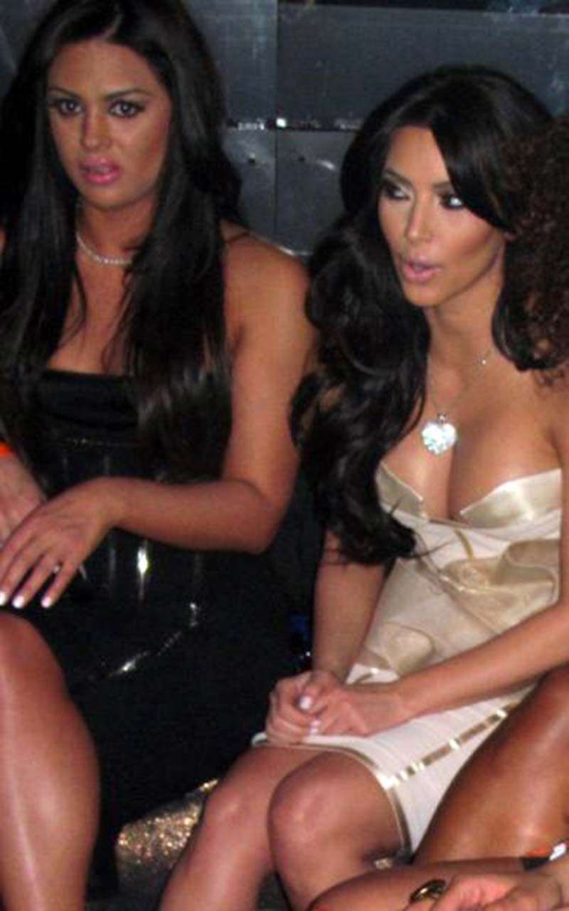 Kim kardashian montrant un gros décolleté dans une robe moulante photos paparazzi et exposi
 #75317361