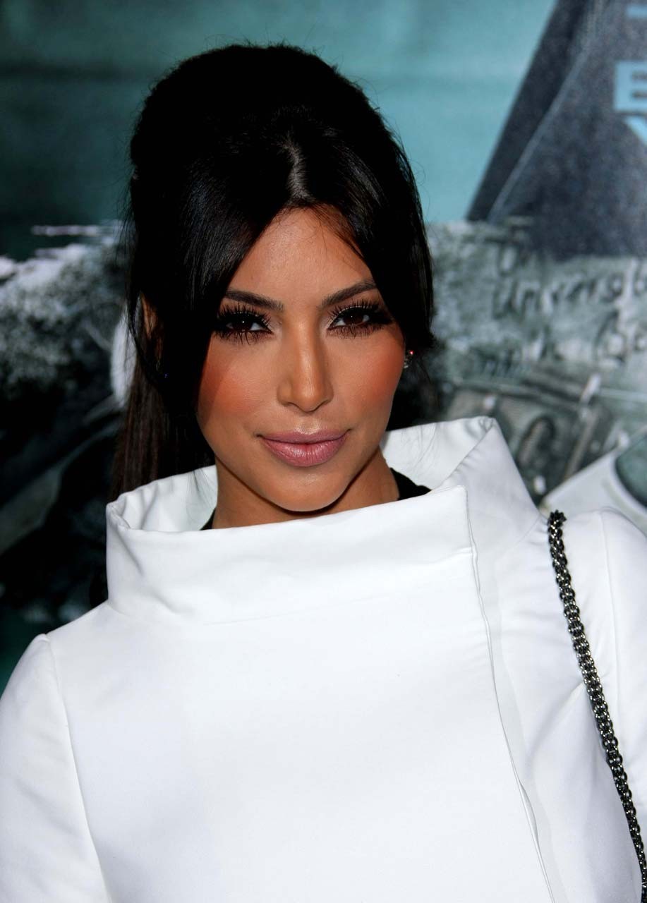 Kim kardashian mostrando gran escote en vestido ajustado fotos paparazzi y exposi
 #75317372