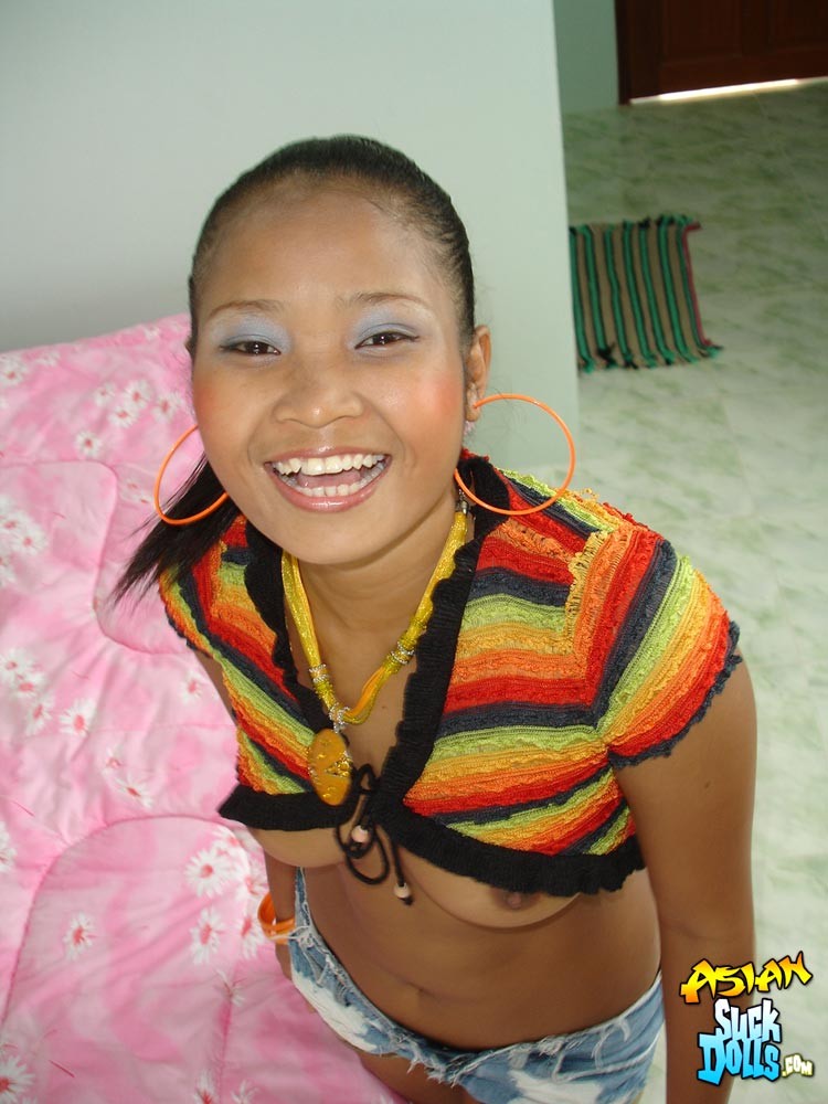 Ein 19 Jahre altes asiatisches Bar-Mädchen mit Sperma im Gesicht
 #69984929