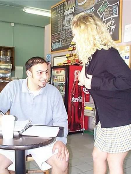 Blondie mit großen Titten blinkt in einem Café
 #78926825