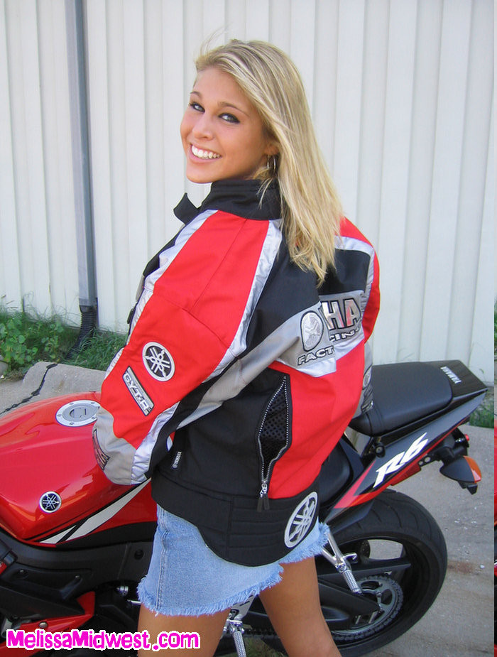 Melissa Midwest montre son corps sur une moto cool.
 #70642757